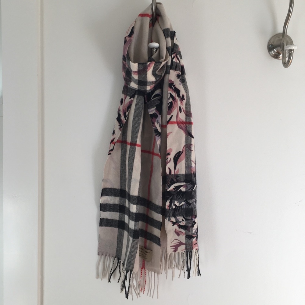 Burberry | 100% Cashmere Scarf